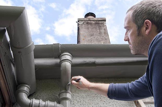 ricordate di pulire la grondaia prima di dipingerla. Foto by Getty images